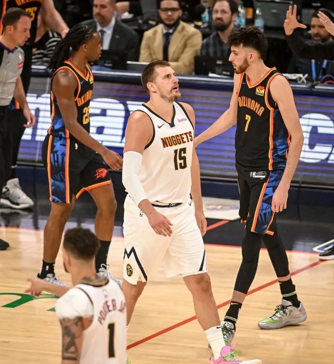 关于WTT大满贯季后赛对决在即！金州勇士演练定位球，纽约尼克斯密集防守应对的信息